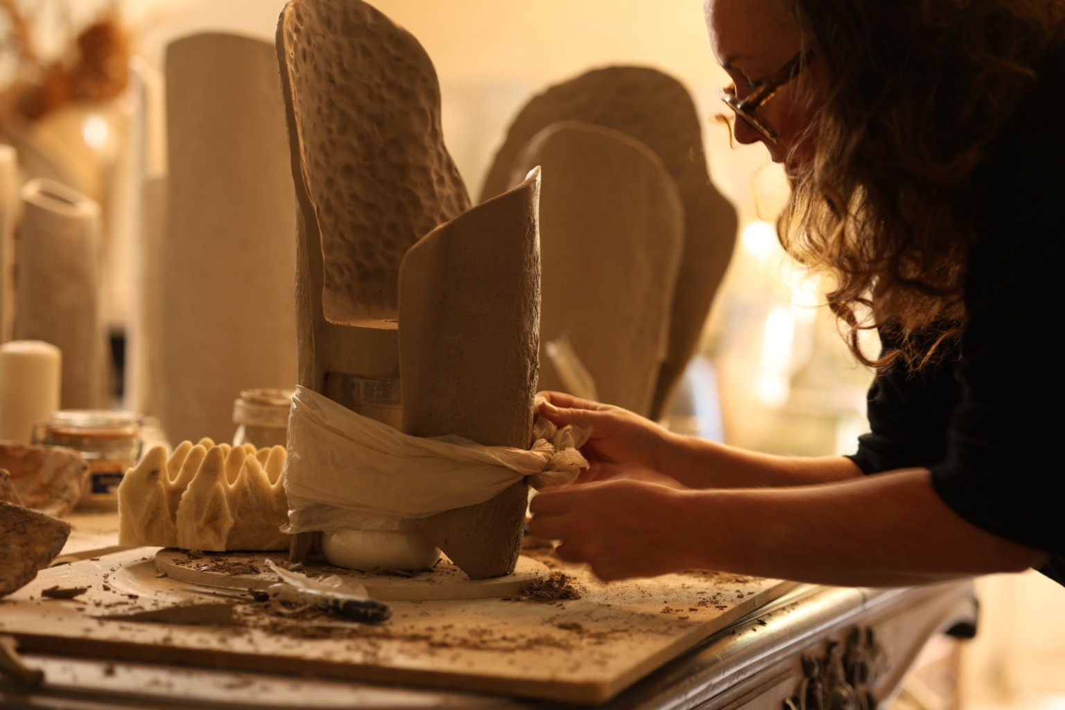 Manon d’Alençon travaillant une sculpture en grès à l’atelier