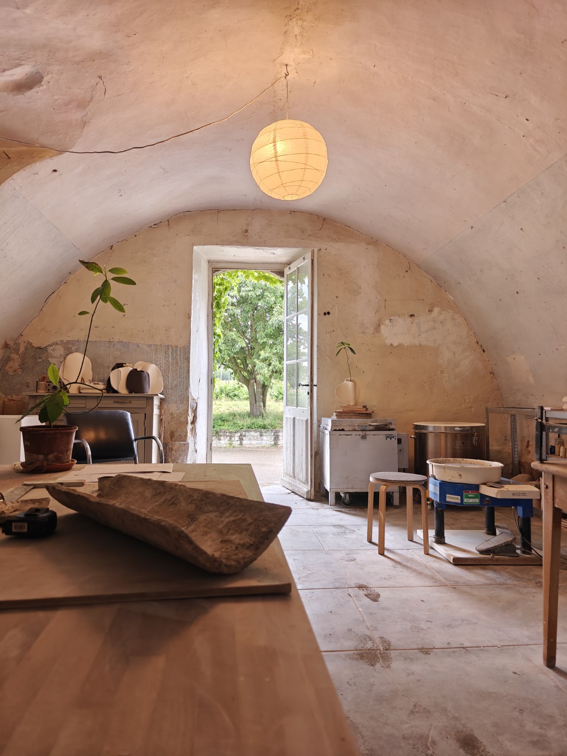 L’atelier sous les voûtes, ouvert sur le jardin