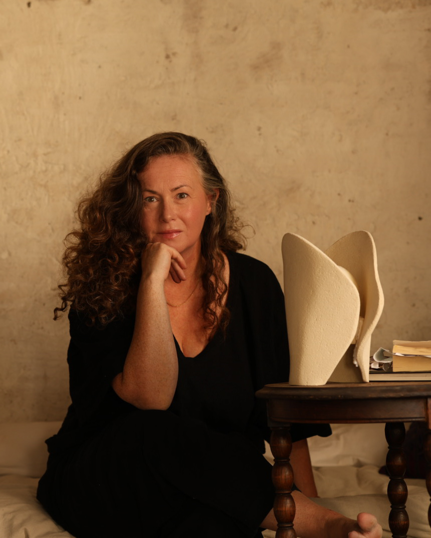 Manon d’Alençon dans son atelier, auprès d’une sculpture en grès